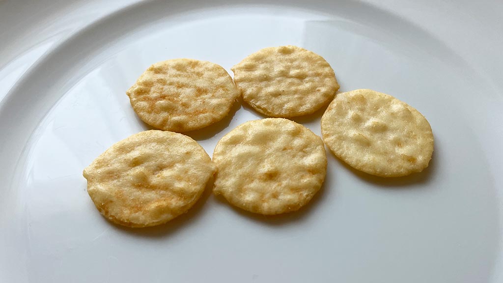 無印良品の「パリパリチップス わさび味」／「Non-Fried Crispy Rice Chips - Wasabi Flavor」